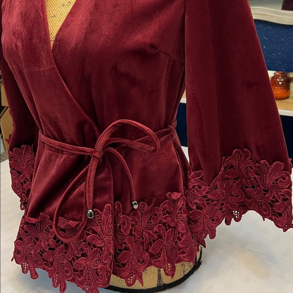 ANTHROPOLOGIE MOON RIVER BURGUNDY RED LACE TRIMMED VELVET WRAP  KIMONO SMALL - Picture 4 of 16